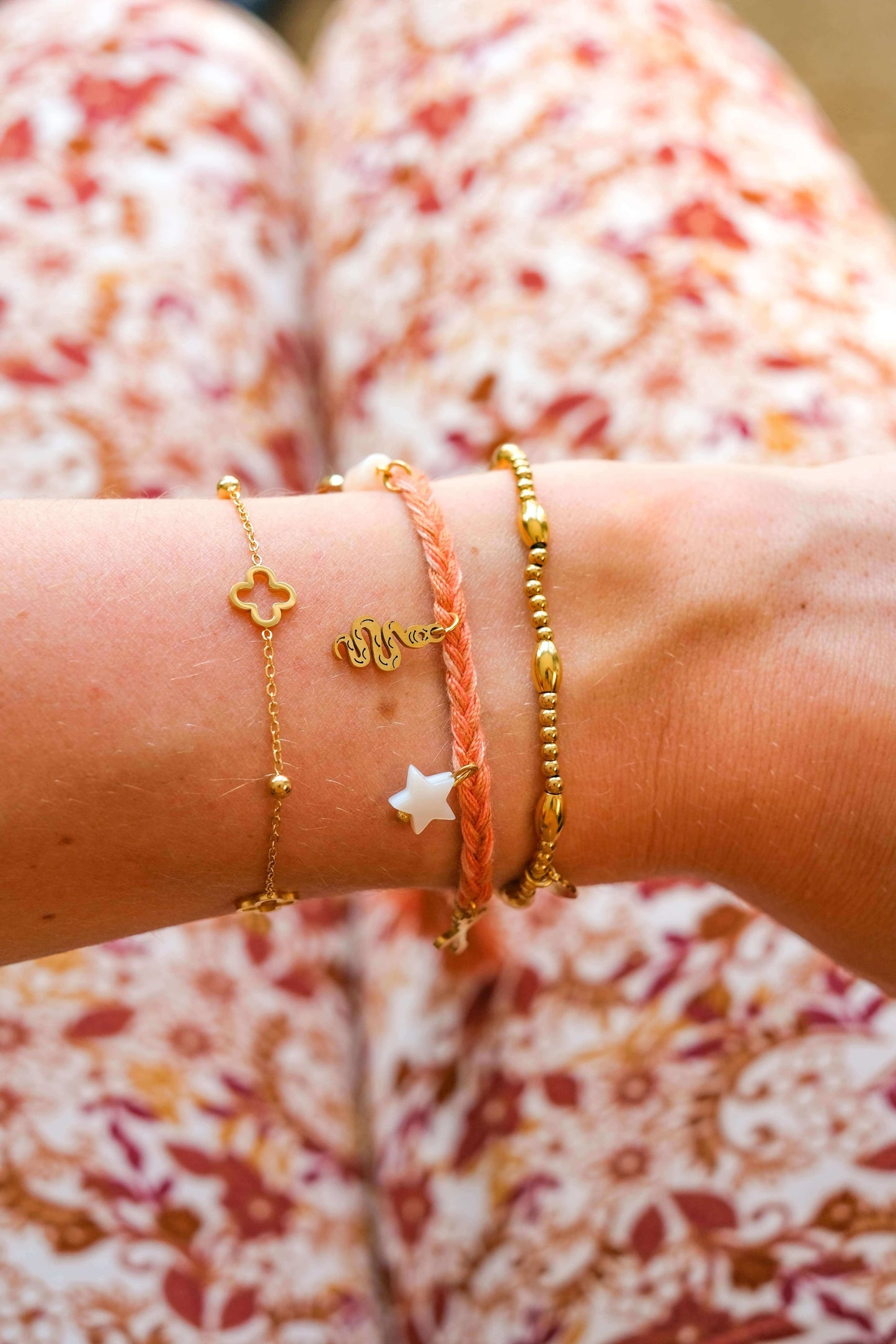 Gevlochten armband met bedels
