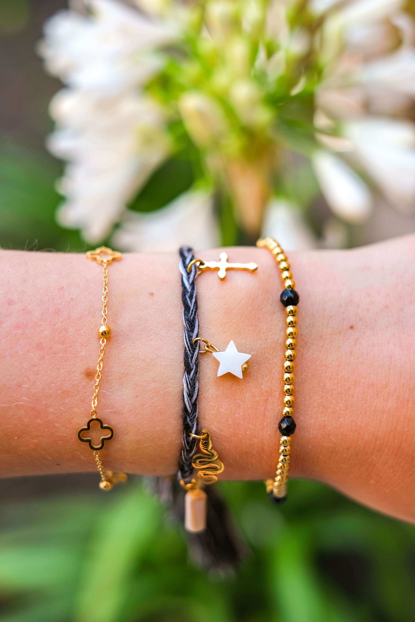 Gevlochten armband met bedels