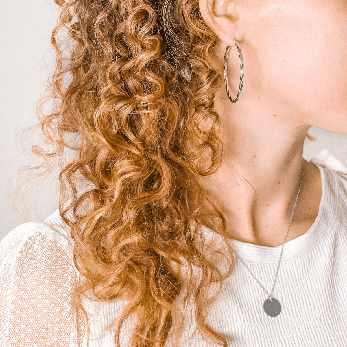 Zilveren oorringen gedraaid patroon