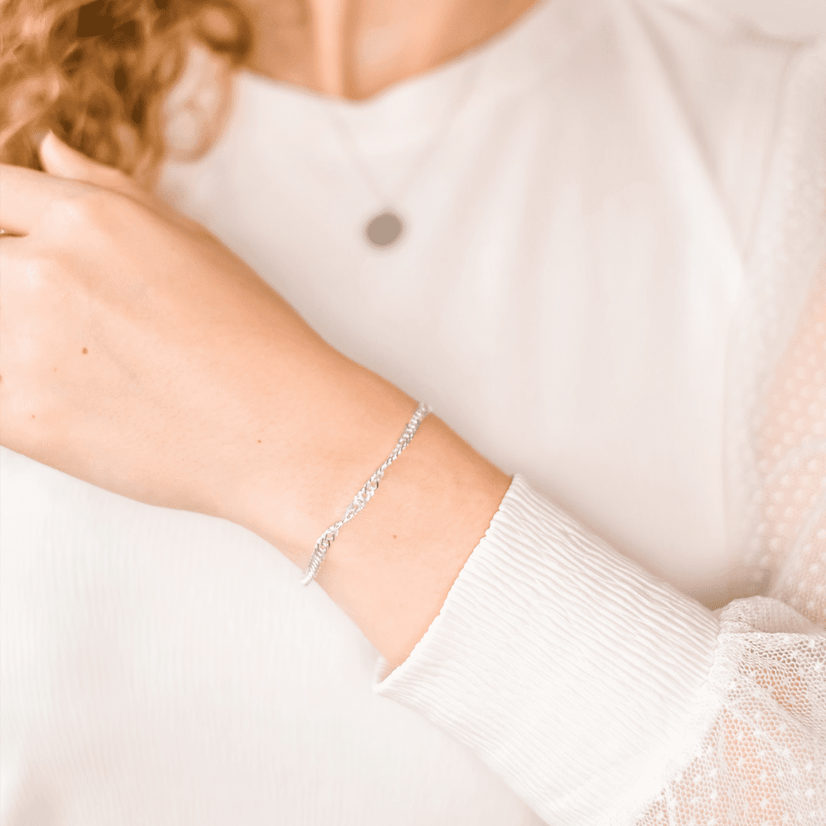 Zilveren achakelarmband gedraaid