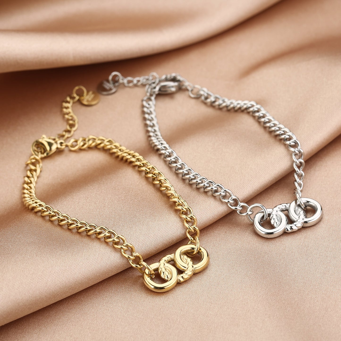 Schakelarmband met in elkaar verweven cirkels